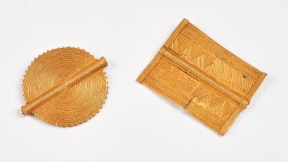 Deux pendentifs en métal doré de forme géométrique.

Travail...