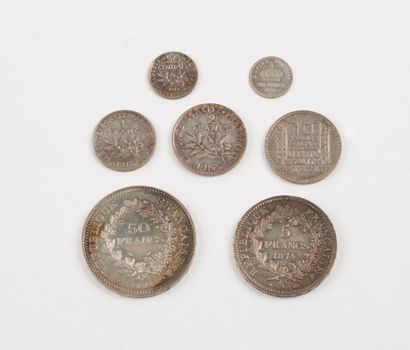 Lot de pièces en argent comprenant : 

-...