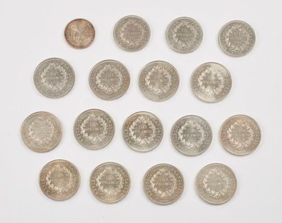 Lot de pièces en argent comprenant : 

-...