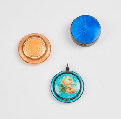 Lot de trois poudriers circulaires : 

-...