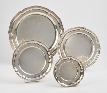 Trois plats et un dessous de bouteille circulaires...