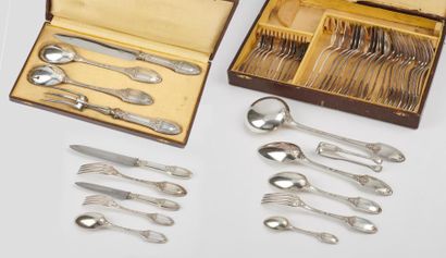 Ménagère en métal argent à décor de guirlandes...