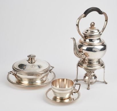 Lot de cinq objets en métal argenté comprenant...