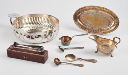 Lot d'objets en métal argenté comprenant...