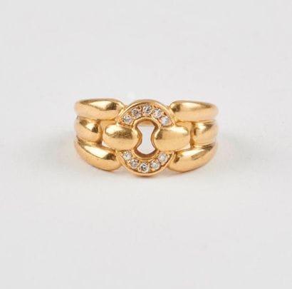 Bague en or jaune (750) centrée d'un motif...