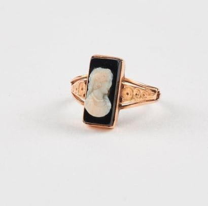 Bague en or jaune (750) ornée d'un camée...