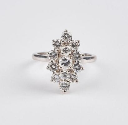 Bague en forme de marquise en or blanc (750)...