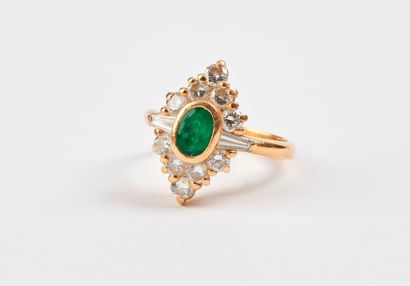 Petite bague marquise en or jaune (750) centrée...