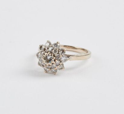Bague fleur en or gris (750) centrée d'un...
