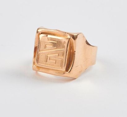 Bague chevalière en or jaune (750) à chiffre...