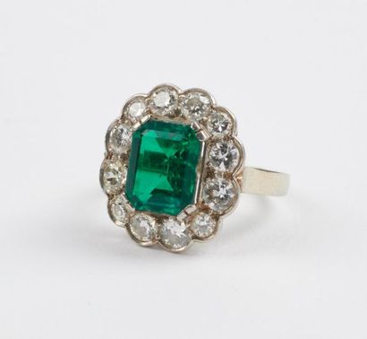 Bague en or blanc (750) et platine (850)...