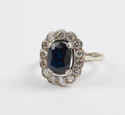 Bague marguerite en or blanc (750) et platine...