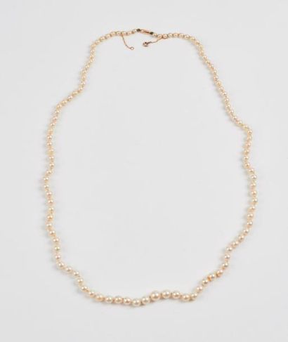 Long collier de perles de culture blanches...