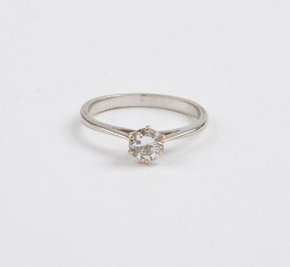 Bague solitaire en or gris (750) ornée d'un...