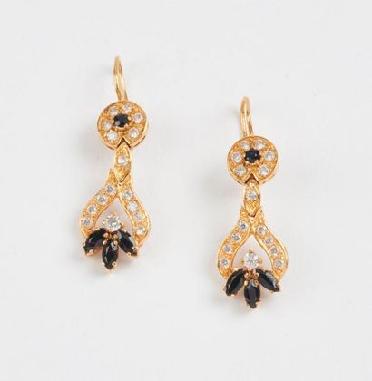 Paire de pendants d'oreilles en or jaune...