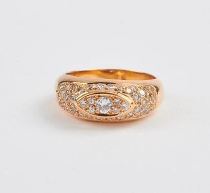 Bague jonc en or jaune (750) centrée d'un...