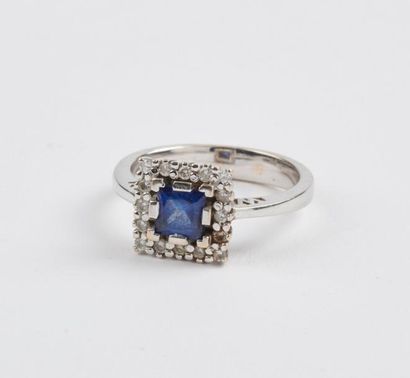 Bague en or gris (750) à chaton carré, ornée...