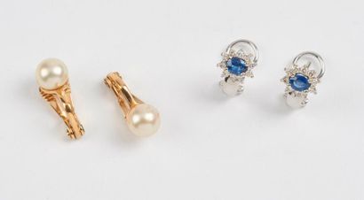 Lot de boucles d'oreilles :

- une paire...