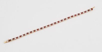 Bracelet ligne en or jaune (750) ornés de...