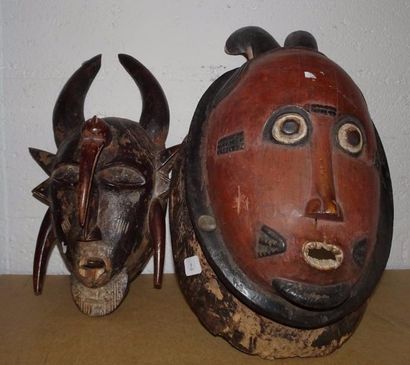 AFRIQUE

Deux masques :

- un inscrit dans...