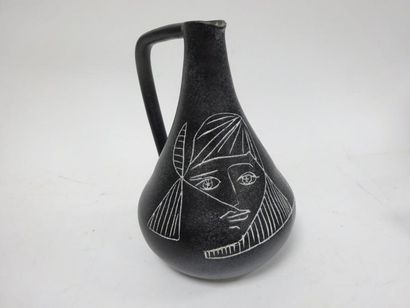 TALLON à VALLAURIS

Pichet piriforme à talon...