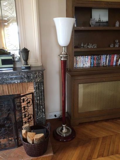 Lampadaire

En métal et bois verni, abat-jour...