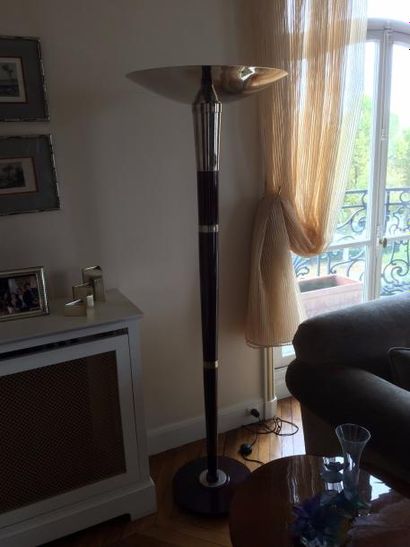 Lampadaire

En métal et bois vernis, abat-jour...