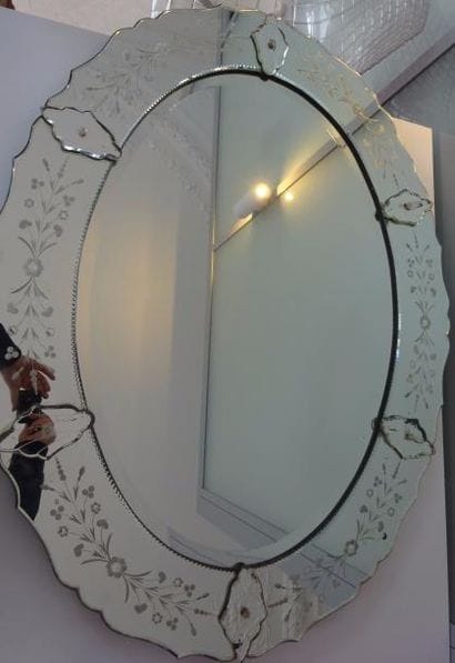 Miroir ovale gravé. 

Venise XXe siècle....