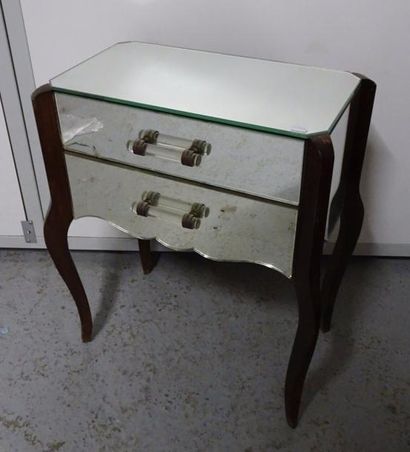 Petite table de chevet en bois orné de plaques...