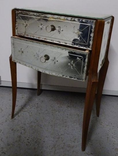 Petite table de chevet en bois orné de plaques...