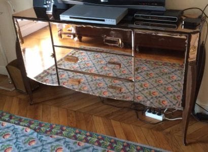
TRAVAIL MODERNE


Commode en bois orné de...
