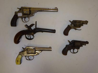 DIVERS PAYS :

Quatre revolvers :

- deux...
