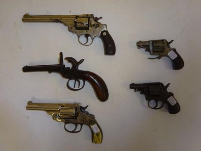 DIVERS PAYS :

Quatre revolvers :

- deux...