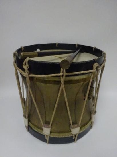 Tambour en laiton, à deux cerclages en bois...
