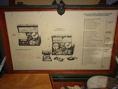 FRANCE

Cantine pour officier, modèle 1952.

Avec...