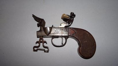 FRANCE.
Briquet à silex en forme de pistolet....