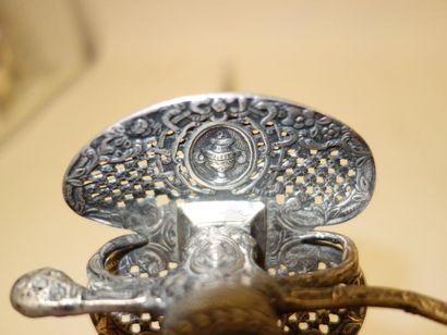 Epée de cour.

Garde à une branche en argent...