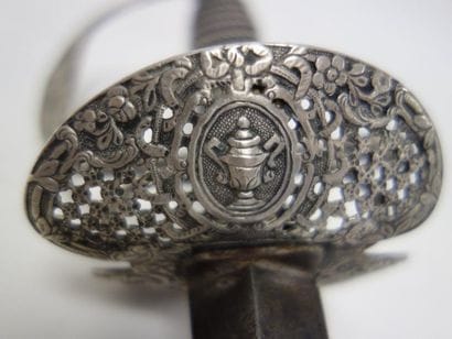 Epée de cour.

Garde à une branche en argent...