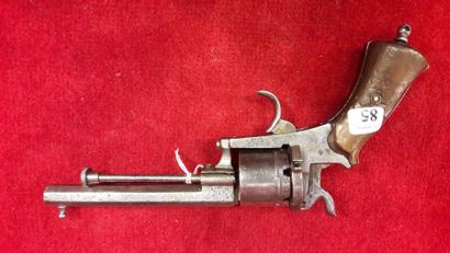 FRANCE

Revolver à broche en acier.

Plaquettes...