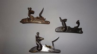 Trois platines :

- une de fusil réglementaire...