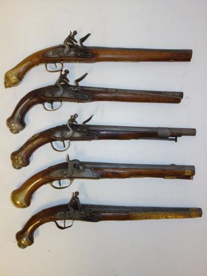 Cinq pistolets d'arçon :

Quatre platines...