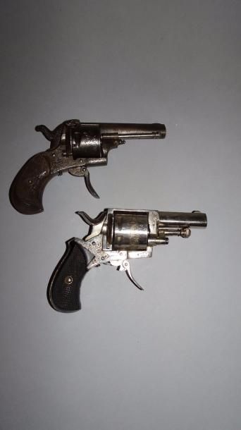 BELGIQUE

Deux revolvers, à détentes pliantes...