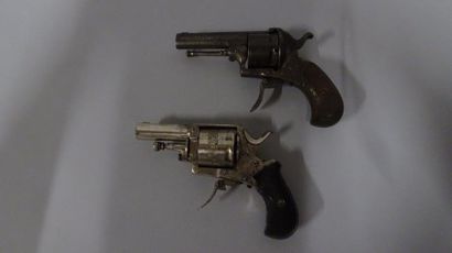 BELGIQUE

Deux revolvers, à détentes pliantes...