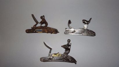 Trois platines :

- une de fusil réglementaire...