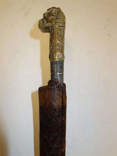 ALGERIE 

Couteau flissa.

Poignée découpée...