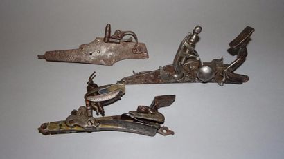 Trois platines :

- une de fusil à mèche.

Très...