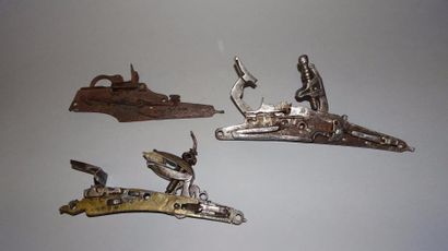 Trois platines :

- une de fusil à mèche.

Très...