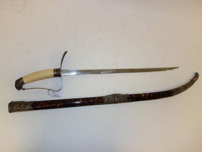 INDOCHINE

Sabre.

Garde à une large branche...