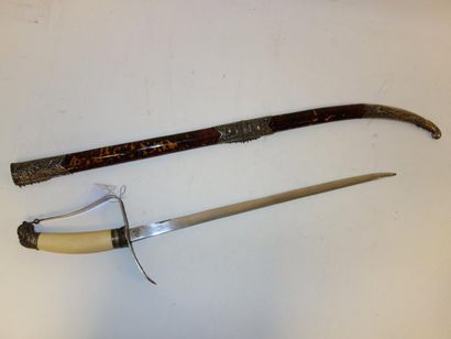 INDOCHINE

Sabre.

Garde à une large branche...