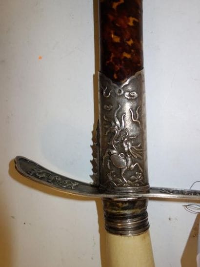 INDOCHINE

Sabre.

Garde à une large branche...